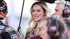 Mistrovství sv�ta superbik� v Most� 2026. Umbrella girl na startovním ro�tu.