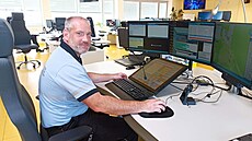 Policista Ji�í Plouhar denn� �e�í desítky telefonát� (13. kv�tna 2026).