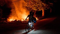Havanské ulice jsou v plamenech. Lidé protestují proti dlouhodobým výpadk�m...