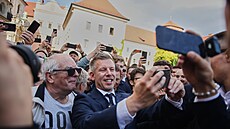 Ma�arský premiér Peter Magyar se svými p�íznivci b�hem jeho náv�t�vy v polském...