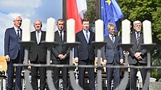 P�edstavitelé státu na pietním aktu p�ed Malou pevností v Terezín� (17. kv�tna...