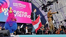 Rakouský zp�vák COSMO na zahájení Eurovize ve Vídni