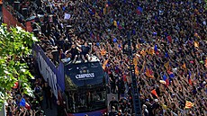 Hrá�i fotbalové Barcelony slavili zisk ligového titulu tradi�ní jízdou...
