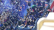 Hrá�i fotbalové Barcelony slavili zisk ligového titulu tradi�ní jízdou...