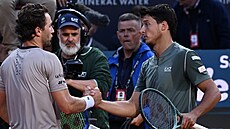 Luciano Darderi gratuluje Casperu Ruudovi po semifinále turnaje Masters v �ím�....