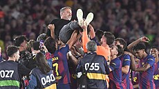 Hansi Flick b�hem oslav mistrovského titulu Barcelony. Hrá�i katalánského klubu...