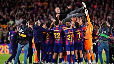 Hansi Flick b�hem oslav mistrovského titulu Barcelony. Hrá�i katalánského klubu...