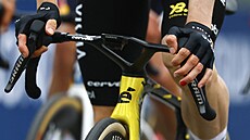 Jonas Vingegaard a n�kte�í jeho týmoví kolegové ze stáje Visma�Lease a Bike...