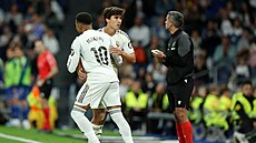Kylian Mbappé st�ídá Gonzala Garcíu b�hem utkání Realu Madrid s Realem Oviedo.
