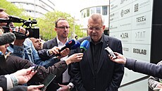 Slávistický �éf Jaroslav Tvrdík hovo�í s noviná�i p�ed mimo�ádným zasedáním...