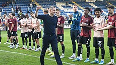 Spar�anský trenér Brian Priske p�ed hostujícími fanou�ky po výh�e v Liberci.