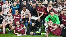 Spar�anský trenér Brian Priske pózuje s týmem s dortem v ruce po výh�e v...