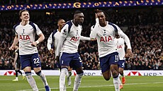 K�ídelník Tottenhamu Mathys Tel slaví gól do sít� Leedsu.