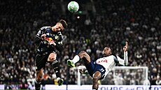 Mathys Tel (vpravo) z Tottenhamu fauluje ve vlastním vápn� Ethana Ampadua z...