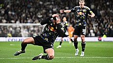 Ethan Ampadu z Leedsu padá po souboji s Mathysem Telem v utkání proti...