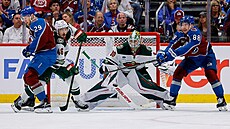 Martin Ne�as (88) z Colorado Avalanche se sna�í te�ovat p�ed bránou Minnesota...