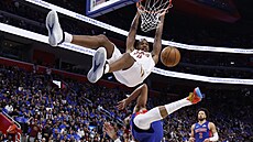 Evan Mobley (4) z Cleveland Cavaliers sme�uje v zápase s Detroit Pistons, pod...