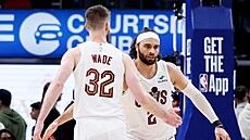Max Strus (2) a Dean Wade (32) z Cleveland Cavaliers oslavují.