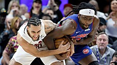 Jaylon Tyson (vlevo) z Cleveland Cavaliers a Isaiah Stewart z Detroit Pistons...