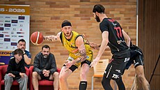 �imon Pur�l (vlevo) z Opavy úto�í v duelu s Nymburkem.