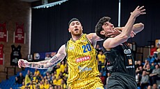 �imon Pur�l z Opavy fauluje nymburského Davida Böhma.