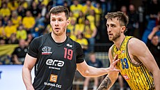 Ond�ej Sehnal (vlevo) z Nymburka a Jakub Slavík z Opavy se soust�edí na...