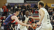 Trey Bonham z Pardubic jde do útoku, brání ho Mat�j Rychtecký z Brna.