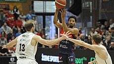 Tevin Olison z Brna p�ihrává pod pardubický ko�.