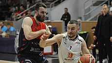 Adam Luke� z Pardubic u mí�e, brání ho brn�nský David Jelínek.