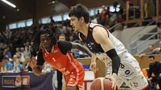 Radek Farský z Brna úto�í v zápase s Pardubicemi, hledí si ho Trey Bonham.