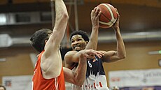 Tevin Olison z Brna úto�í na brn�nský ko�.