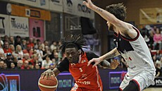 Trey Bonham z Pardubic úto�í v zápase s Brnem, brání ho Ryker Cisarik.