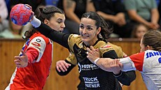 Veronika Hole�ková (vlevo) a Angela Jankulovská ze Slavie se pokou�ejí ubránit,...
