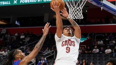 Craig Porter Jr. (9) z Cleveland Cavaliers zakon�uje na ko� Detroit Pistons.