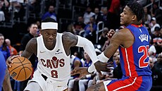 Dennis Schröder (8) z Cleveland Cavaliers úto�í v zápase s Detroit Pistons,...