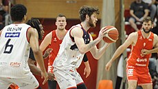 Ryker Cisarik z Brna u mí�e v duelu s Pardubicemi