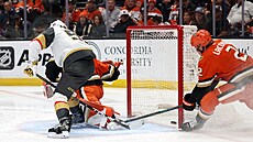 Mitch Marner, úto�ník Vegas, p�ekonává Luká�e Dostála z Anaheimu.