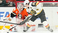Mitch Marner, úto�ník Vegas, p�ekonává Luká�e Dostála z Anaheimu.