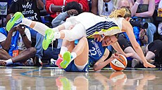 Paige Bueckersová z Dallasu padá na Emmu �echovou z Minnesoty.