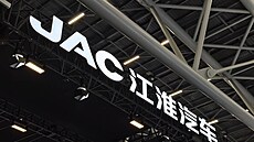 Logo automobilky JAC Motors na 22. mezinárodní p�ehlídce automobil� v �ínském...