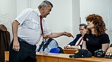 Akce podporující Bene�ovy dekrety. Jaroslav Melichar (vlevo) se hádá s osobou...