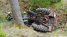 Star�ího mu�e zavalil v lese u Krs na Plze�sku traktor. Hasi�i ho vypro��ovali....
