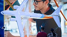 Model letadla Boeing X-66 vyvíjeného ve spolupráci s NASA. Tenká karbonová...