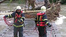 Odstra�ování zátaras� p�i povodni je velmi náro�né a nebezpe�né. (kv�ten 2010)