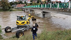 Odstra�ování p�eká�ek naplavených na mostních pilí�ích v P�erov� p�i povodni...