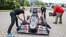Nová elektrická formule z brnÄ�nsk�©ho VUT vznikala i ve skladov�©m kontejneru