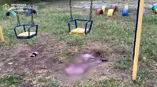 Rusko zaútočilo na dětské hřiště. Otec je mrtvý, matka a dcery zraněné