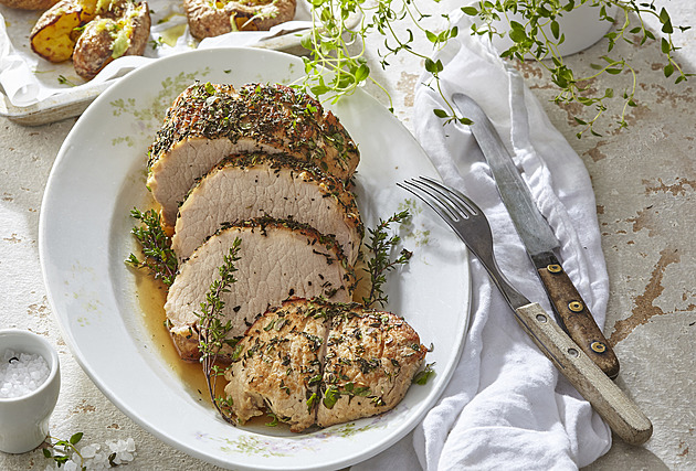Šťavnatá tymiánová vepřová pečeně s česnekovými mačkanými bramborami: Recept na pořádný oběd