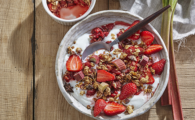 Zdravý snídaňový crumble s rebarborou a jahodami: Recept na voňavé pečené vločky