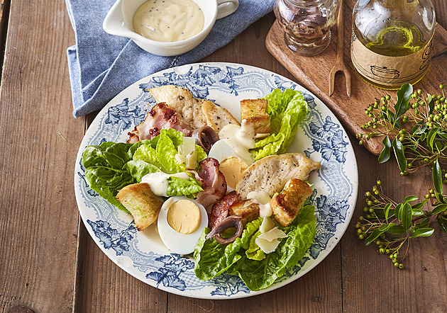 Domácí Caesar s kuřecím masem a vejcem: Recept na originální salát